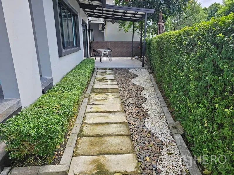 บ้าน ให้เช่าหรือขายในLam Luk Ka, Pathum Thani - สวนข้างบ้านทางเดินแผ่นหินกับกรวดและเฉลียงมีหลังคา