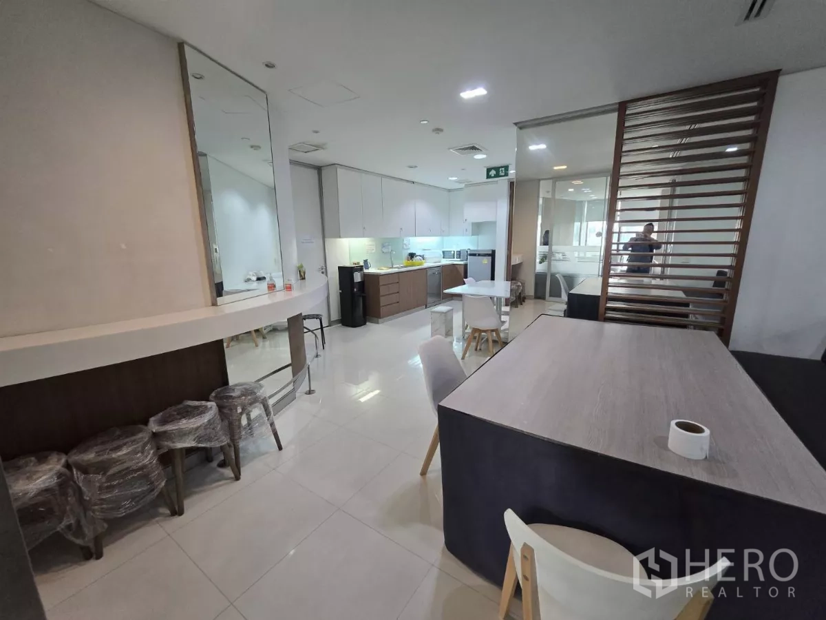 สำนักงาน ให้เช่าในWatthana, Bangkok - พื้นที่แพนทรีและพักผ่อน พร้อมครัวบิลท์อิน โต๊ะรับประทานอาหาร แสงสว่าง