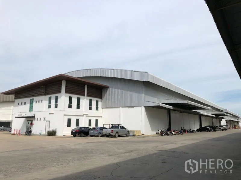 คลังสินค้า ให้เช่าในPhra Nakhon Si Ayutthaya - ด้านหน้าโกดังยาว มีชายคาและที่จอดรถกว้าง