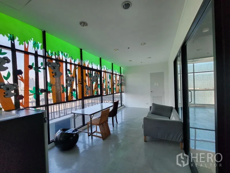 พื้นที่ขายปลีก ให้เช่าในBang Rak, Bangkok - โถงรับรองข้างกระจกตกแต่งลวดลาย และทางออกสู่ระเบียง