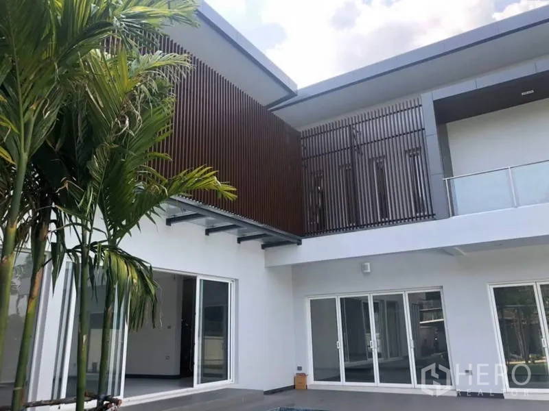 บ้าน ให้เช่าในSuan Luang, Bangkok - มุมบ้านพร้อมระแนงไม้ ระเบียง และประตูกระจกบานเลื่อน