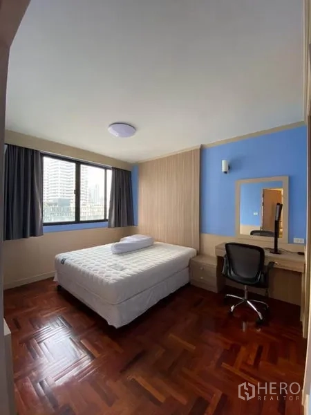 คอนโด ให้เช่าในWatthana, Bangkok - ห้องนอนสว่าง หน้าต่างบานใหญ่ โต๊ะทำงาน และพื้นปาเกต์ไม้