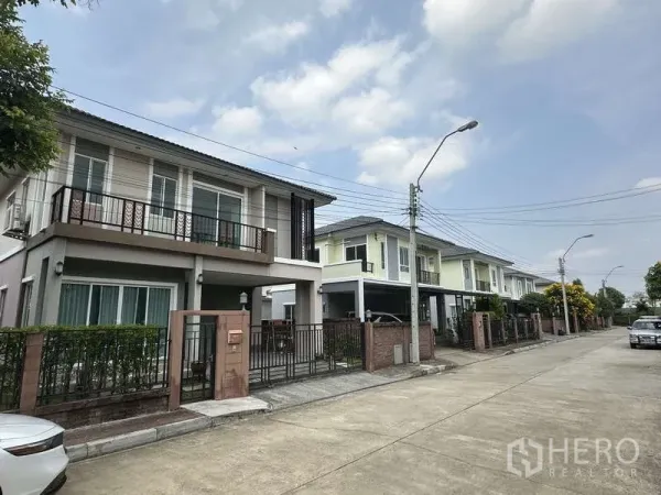 บ้าน ขายในSai Mai, Bangkok - แถวบ้านสองชั้นสมัยใหม่ตามถนนในหมู่บ้าน