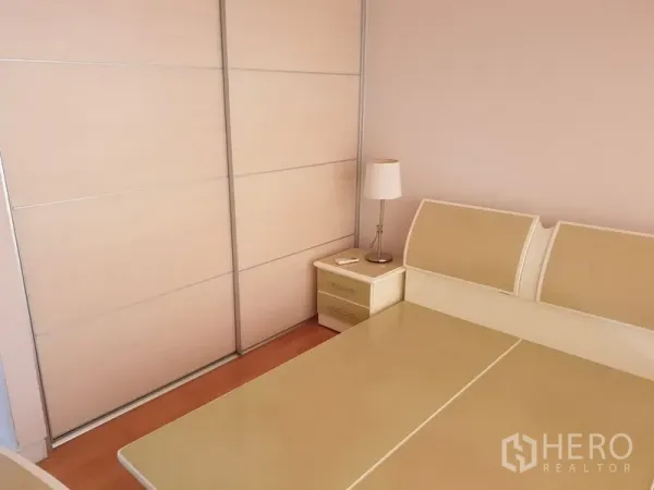 คอนโด ให้เช่าในWatthana, Bangkok - ห้องนอนรองมีฐานเตียงคู่ โต๊ะข้างเตียงพร้อมโคมไฟ และตู้เสื้อผ้าบานเลื่อนขนาดใหญ่