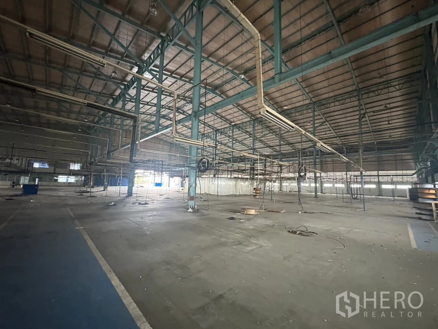 โรงงาน ให้เช่าในKhlong Toei, Bangkok - พื้นที่อุตสาหกรรมพร้อมท่อระบบเหนือศีรษะและราวกันตกชั้นลอย