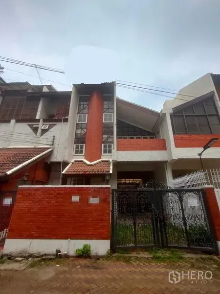 带办公室的家 出租在Pathum Wan, Bangkok - 红砖与白色外墙的多层住宅办公楼外观，带铁艺大门