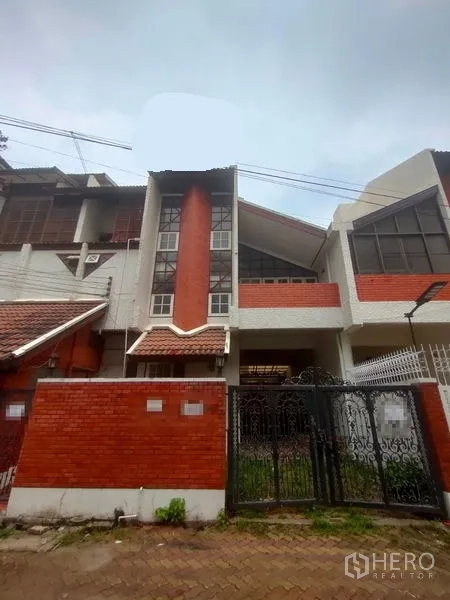 带办公室的家 出租在Pathum Wan, Bangkok - 红砖与白色外墙的多层住宅办公楼外观，带铁艺大门