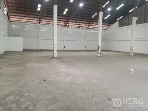 工厂 出租在Samut Prakan - 宽敞仓库内景，立柱与耐磨混凝土地面