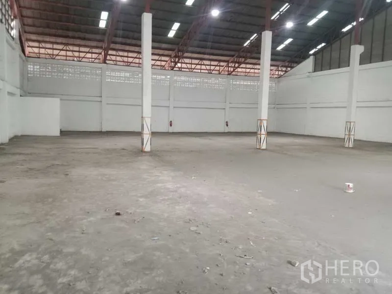 工厂 出租在Samut Prakan - 宽敞仓库内景，立柱与耐磨混凝土地面
