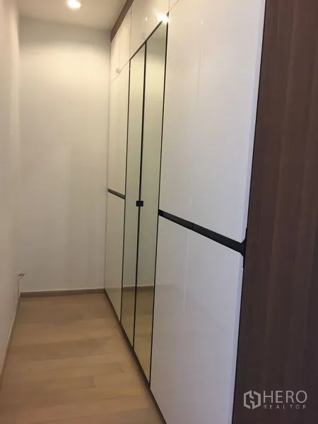 公寓 出租在Watthana, Bangkok - 走廊内的内置镜面衣柜与浅色木地板