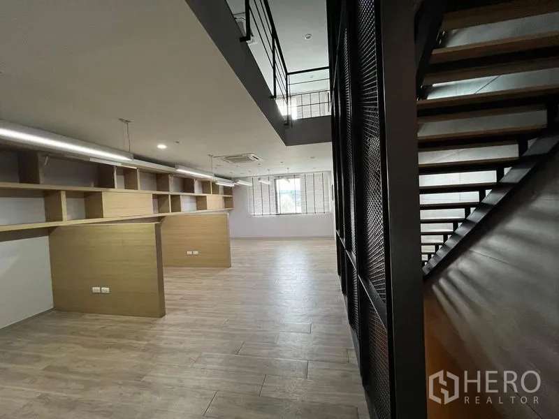 สำนักงานที่บ้าน ให้เช่าในBueng Kum, Bangkok - พื้นที่ทำงานขนาดใหญ่พร้อมชั้นลอยและชั้นเก็บของโมดูลาร์