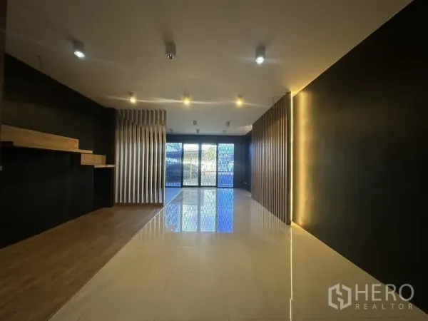 สำนักงานที่บ้าน ให้เช่าในPhra Khanong, Bangkok - โถงชั้นล่างปูแกรนิตโต้ ผนังโทนดำ พร้อมไฟดาวน์ไลท์และผนังไม้ซี่