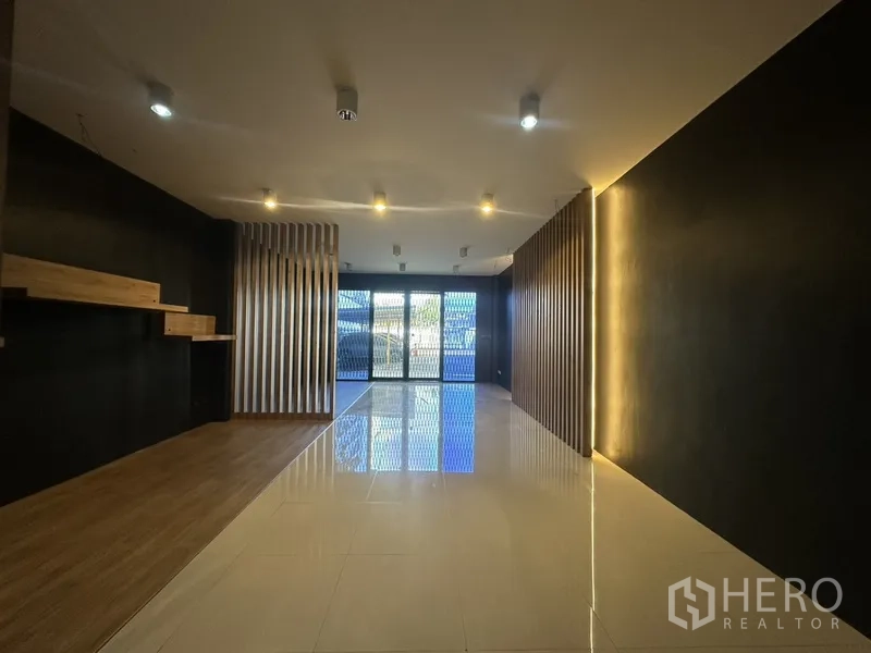 สำนักงานที่บ้าน ให้เช่าในPhra Khanong, Bangkok - โถงชั้นล่างปูแกรนิตโต้ ผนังโทนดำ พร้อมไฟดาวน์ไลท์และผนังไม้ซี่