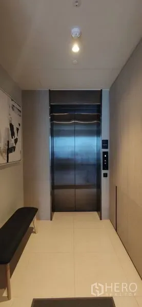 คอนโด ให้เช่าหรือขายในWatthana, Bangkok - โถงลิฟต์สมัยใหม่ ลิฟต์สแตนเลสและม้านั่ง