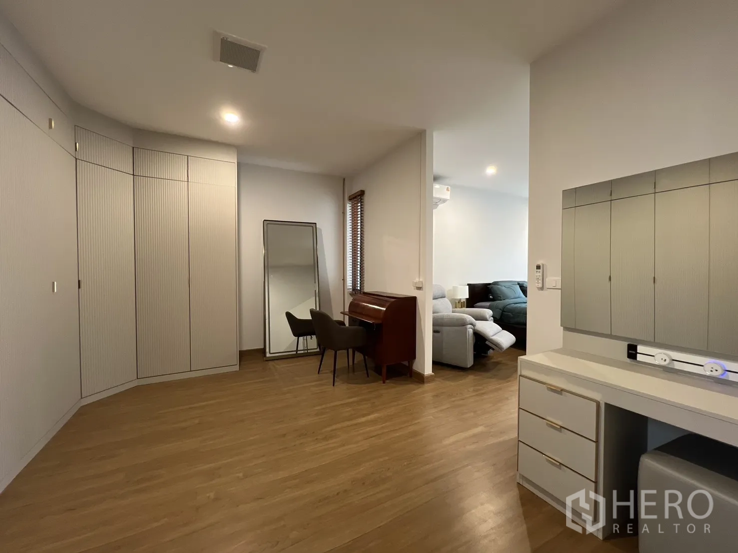 Detached House for rent in Prawet, Bangkok - Wardrobe-lined dressing room with mirror and study nook.