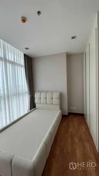 คอนโด ให้เช่าในBang Na, Bangkok - ห้องนอนที่สามบรรยากาศอบอุ่น มีเตียงเดี่ยว ตู้เสื้อผ้าบิวท์อิน และหน้าต่างมุมสูง