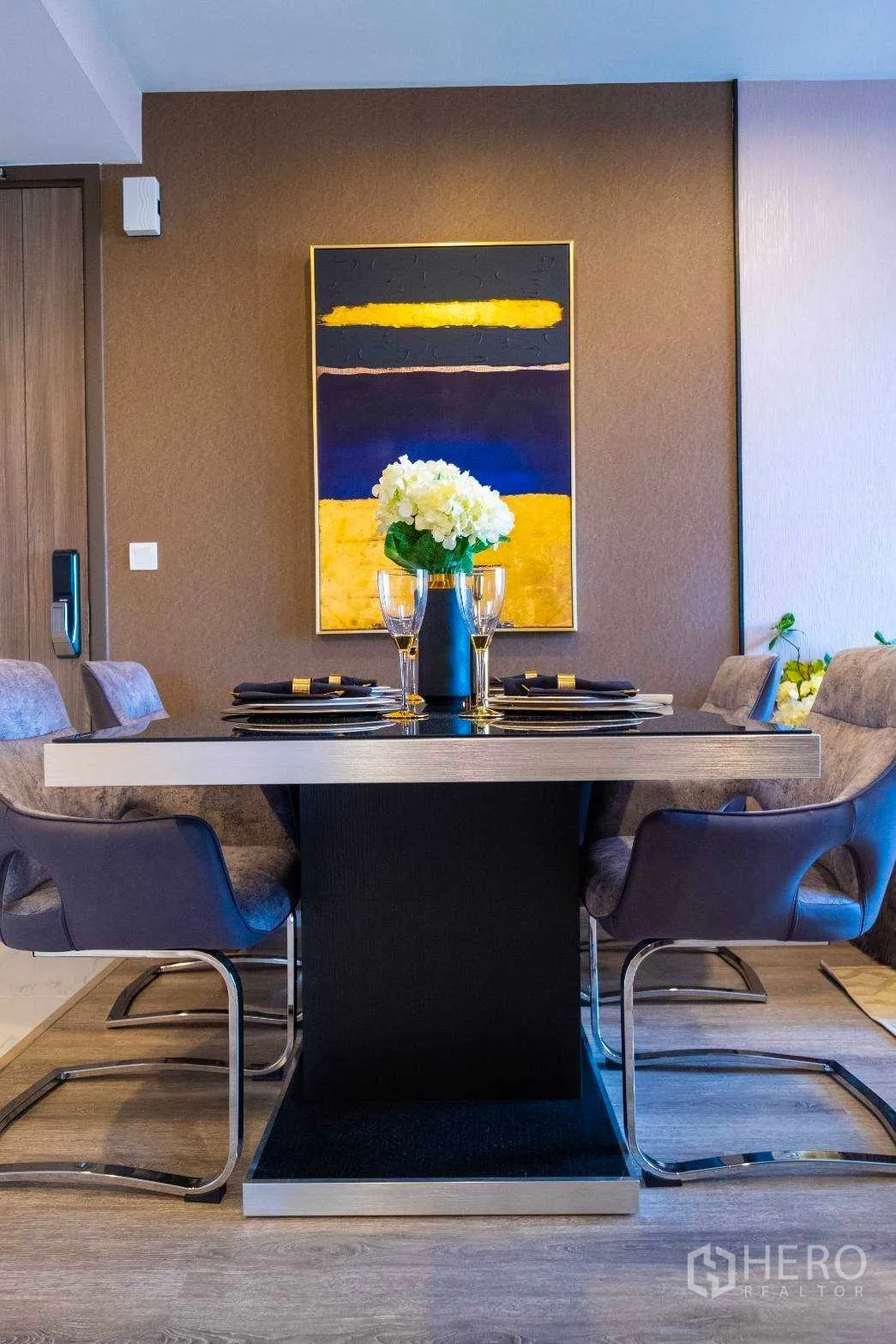 คอนโด ให้เช่าในBang Na, Bangkok - มุมทานอาหารร่วมสมัย เก้าอี้นุ่มรอบโต๊ะสี่เหลี่ยม พร้อมภาพศิลปะนามธรรม