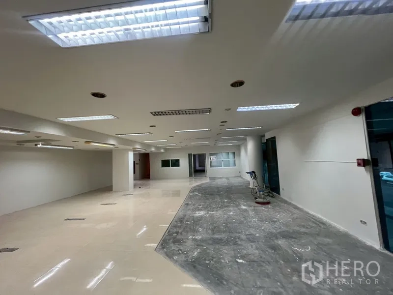 展厅 出租在Khlong Toei, Bangkok - 大面积开放楼层，吊顶照明齐全，连接电梯与服务区。