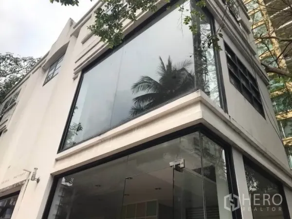 พื้นที่ขายปลีก ให้เช่าในWatthana, Bangkok - อาคารมุมสมัยใหม่พร้อมกระจกเต็มบาน สะท้อนต้นไม้ด้านนอก