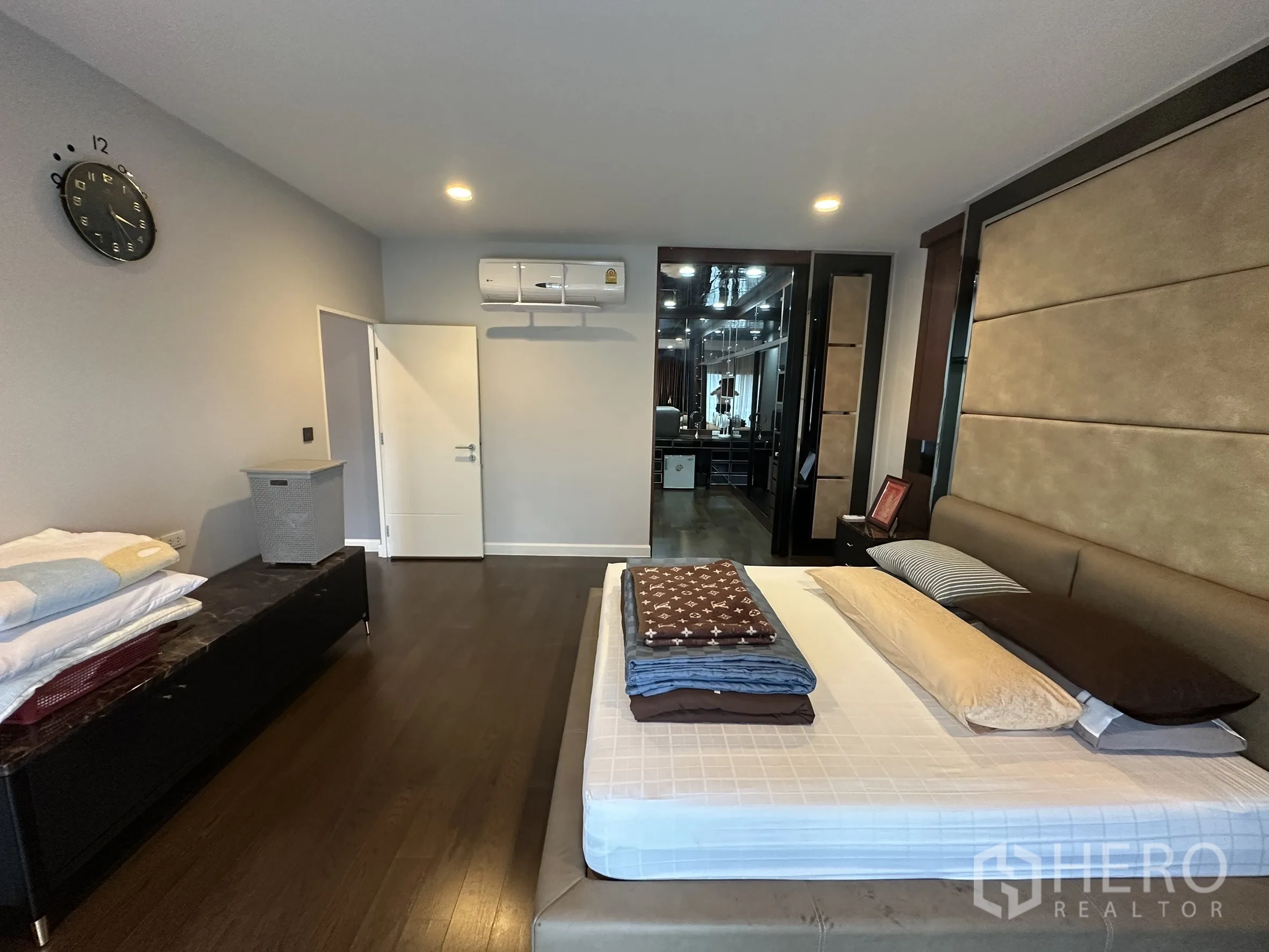 บ้าน ให้เช่าในLam Luk Ka, Pathum Thani - ห้องนอนใหญ่มีผนังหัวเตียงบุและโถงทางเข้าวอล์กอินคลอเซ็ต