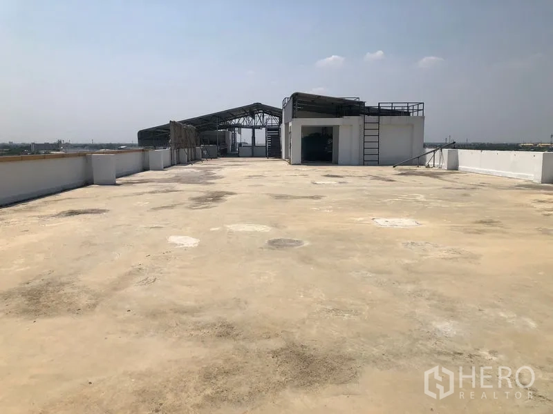 零售空间 出租在Min Buri, Bangkok - 宽阔屋顶平台，配套机房结构与天际线视野，位于敏武里。