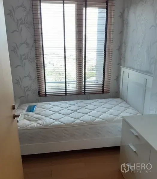 公寓 出租在Khlong Toei, Bangkok - 次卧配单人床、斗柜与带百叶的大窗。