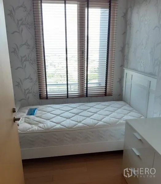 公寓 出租在Khlong Toei, Bangkok - 次卧配单人床、斗柜与带百叶的大窗。