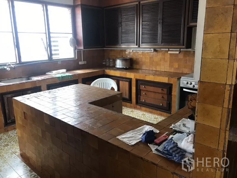 สำนักงานที่บ้าน ให้เช่าในKhlong Toei, Bangkok - ครัวสไตล์วินเทจ ปูกระเบื้องทั้งเคาน์เตอร์และไอส์แลนด์ ตู้บานเกล็ด หน้าต่างบานใหญ่