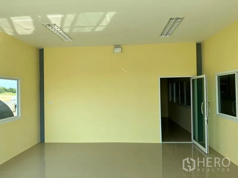 Warehouse for rent or sale in Bang Phli, Samut Prakan - Bright office room with tiled floor, fluorescent lighting, windows and a glass door.