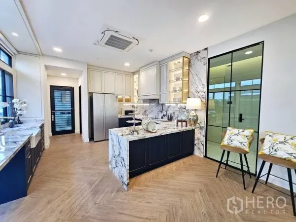 บ้าน ให้เช่าหรือขายในSaphan Sung, Bangkok - ห้องครัวท็อปหินอ่อนพร้อมไอส์แลนด์ ตู้บิลต์อิน และพื้นลายก้างปลา