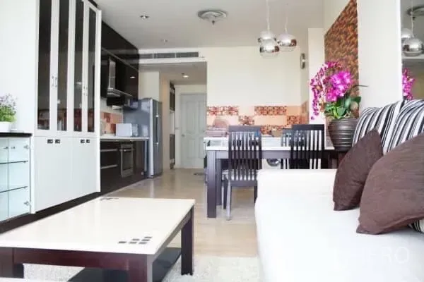 คอนโด ให้เช่าในKhlong San, Bangkok - มุมมองจากโซฟาไปยังโต๊ะอาหารและครัวตู้เงา ติดตั้งเครื่องใช้ไฟฟ้าและตู้เย็นครบ