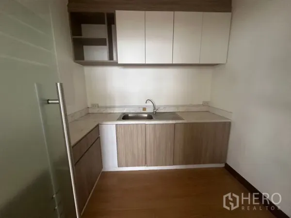 办公空间 出租在Bang Rak, Bangkok - 办公茶水间，配上下柜、水槽与石纹台面。