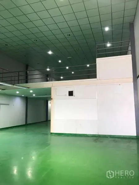 โรงงาน ให้เช่าในBang Phli, Samut Prakan - ฮอลล์กว้างมีชั้นลอยและฝ้าเพดานพร้อมไฟส่องสว่าง