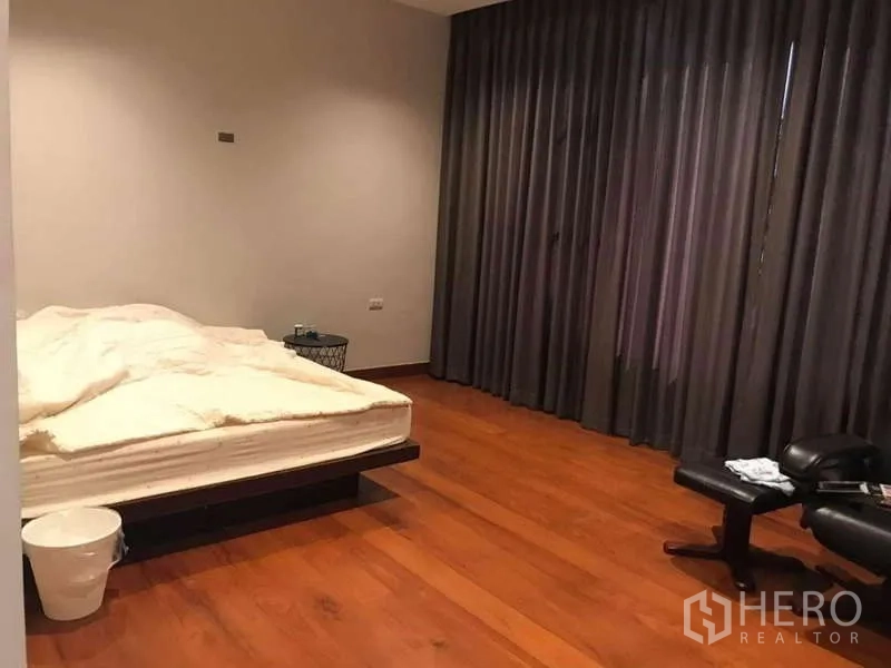 Detached House for rent in Bang Phli, Samut Prakan - Bedroom with platform bed, dark drapes and hardwood floors