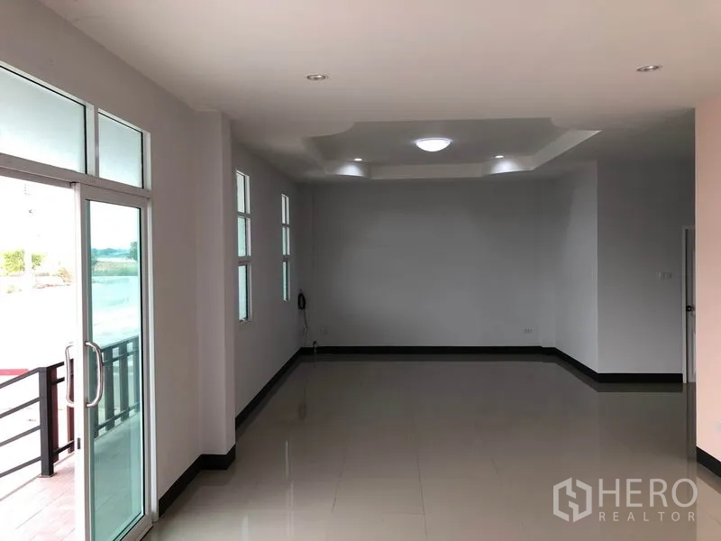 工厂 出租在Bang Len, Nakhon Pathom - 办公大厅，玻璃入户门，吊顶照明与地砖。