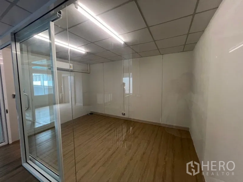 คลังสินค้า ให้เช่าในPrawet, Bangkok - ห้องออฟฟิศกั้นกระจก ประตูกระจกบานเลื่อนและไฟฟลูออเรสเซนต์