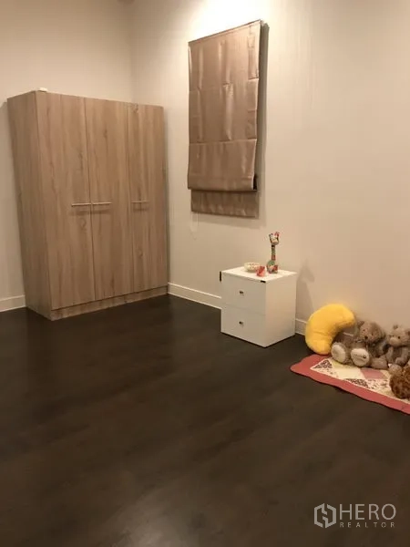 Detached House for rent in Bang Kapi, Bangkok - Flexible third bedroom or study with dark wood flooring, wardrobe and window blind.