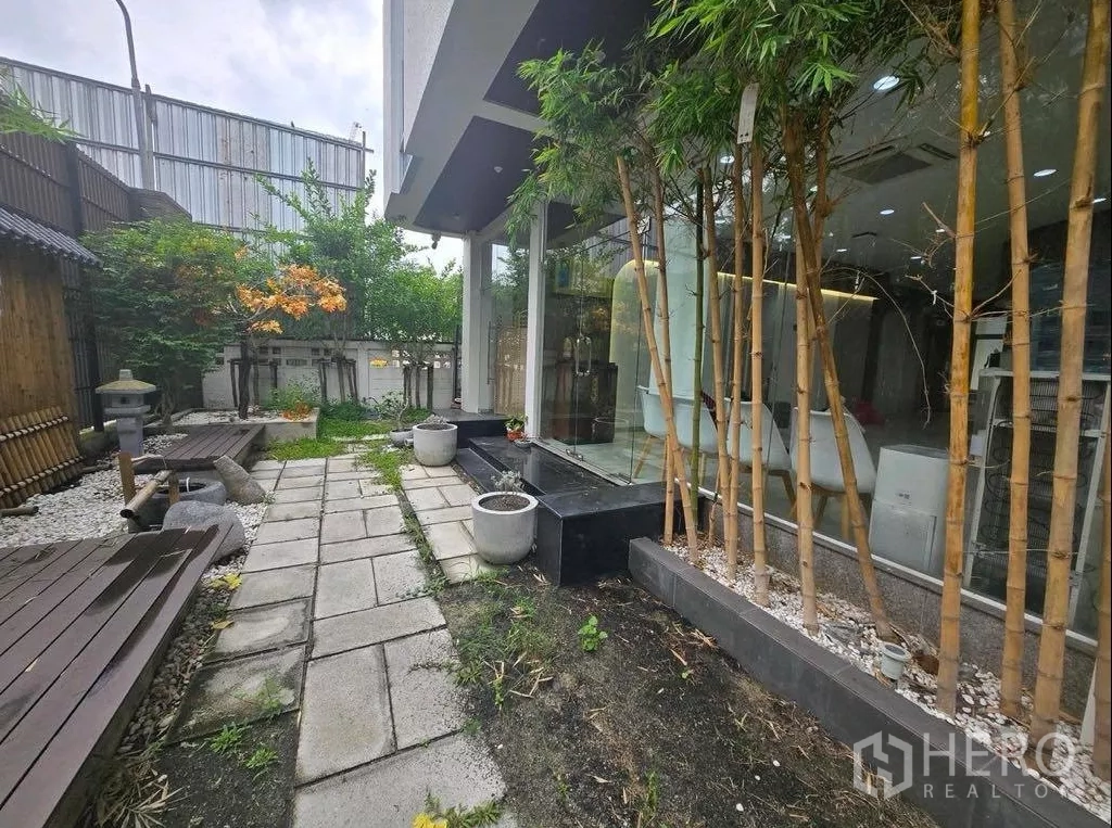 สำนักงาน ให้เช่าในPrawet, Bangkok - สวนจัดแต่งด้วยไผ่ ม้านั่ง และทางเดินหินข้างอาคาร