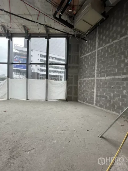 พื้นที่ขายปลีก ให้เช่า - ภายในร้านค้าเพดานสูง มีท่อดักท์ให้เห็นและกระจกเต็มความสูง ให้ภาพลักษณ์หน้าร้านเด่น