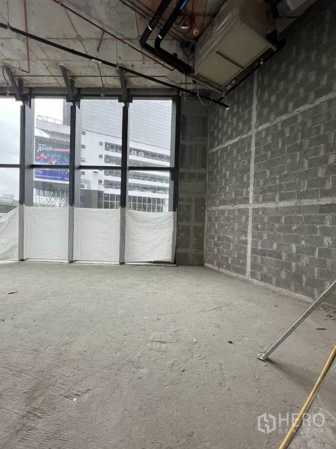 พื้นที่ขายปลีก ให้เช่า - ภายในร้านค้าเพดานสูง มีท่อดักท์ให้เห็นและกระจกเต็มความสูง ให้ภาพลักษณ์หน้าร้านเด่น