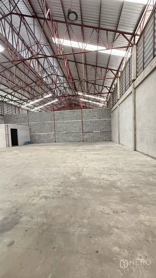 Warehouse for rent in Min Buri, Bangkok - Column-free warehouse interior with high steel truss roof and reinforced concrete floor in Min Buri.