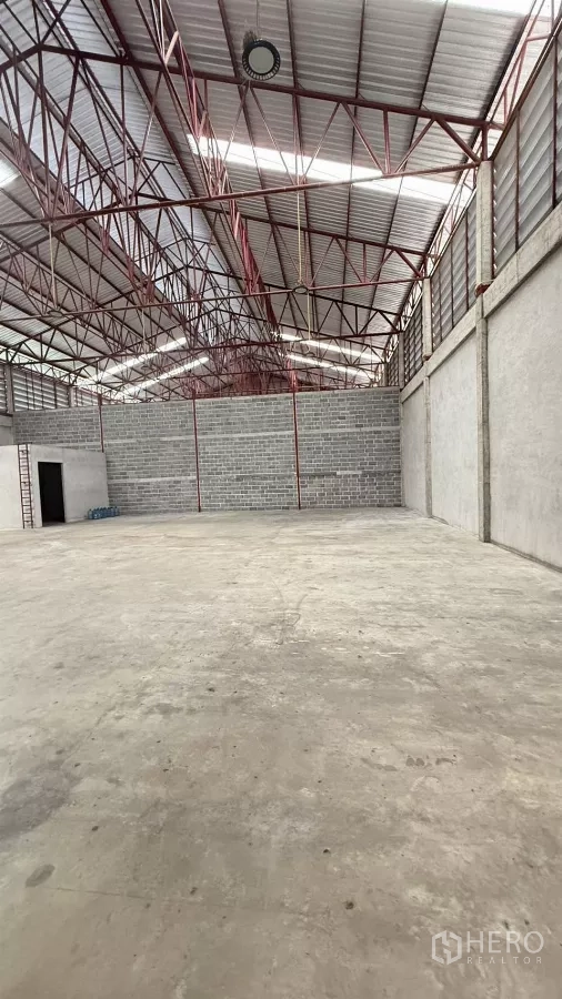 Warehouse for rent in Min Buri, Bangkok - Column-free warehouse interior with high steel truss roof and reinforced concrete floor in Min Buri.