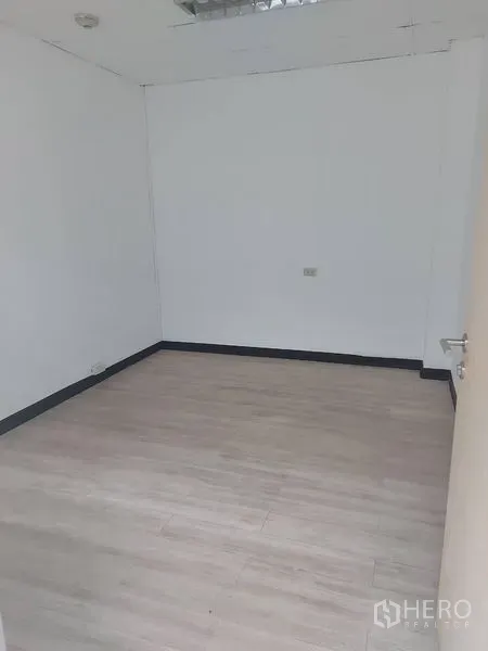 办公空间 出租在Pathum Wan, Bangkok - 紧凑封闭办公室，浅色墙面与复合地板。