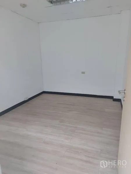 办公空间 出租在Pathum Wan, Bangkok - 紧凑封闭办公室，浅色墙面与复合地板。