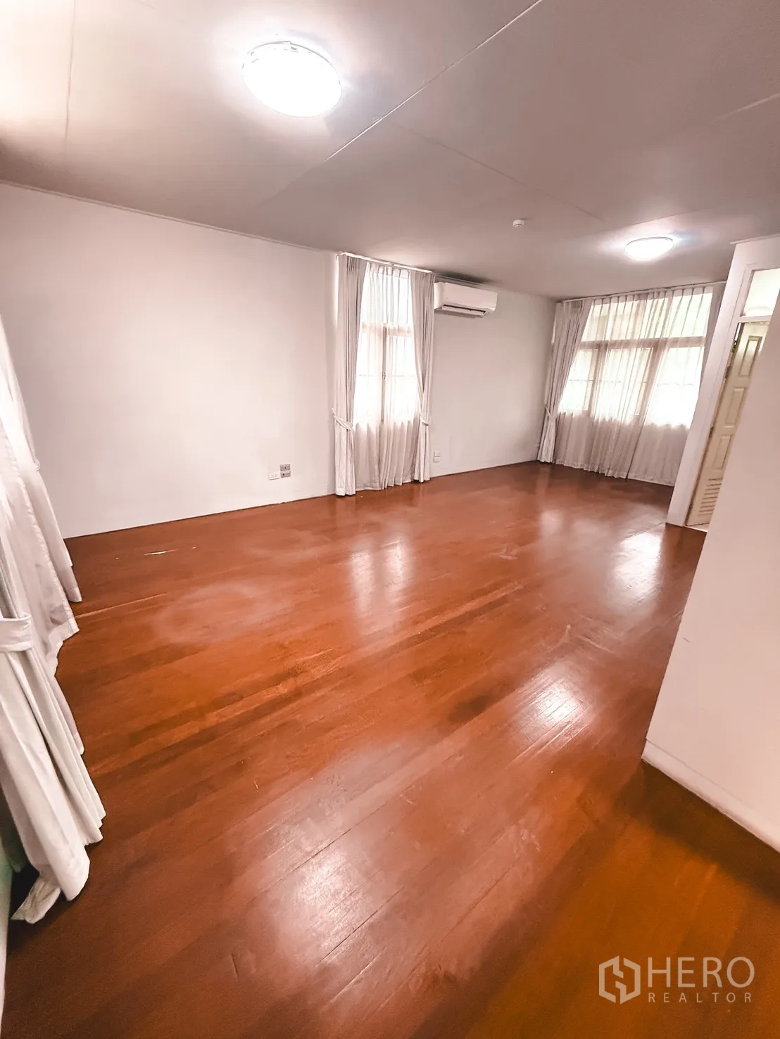 家庭办公室 for rent in Watthana, Bangkok - 宽敞房间，木地板，双面窗配窗帘，壁挂式空调可见。