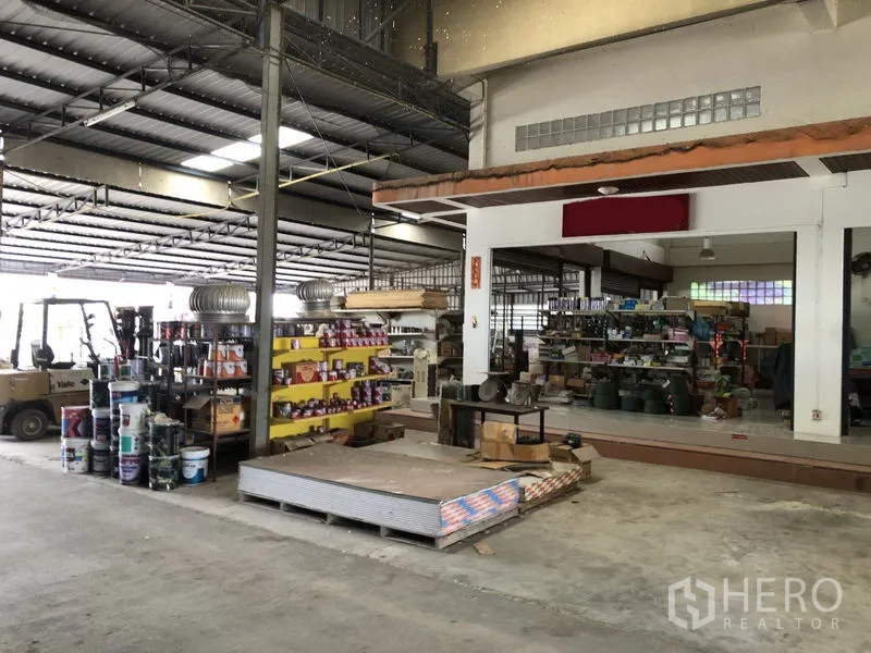 คลังสินค้า ให้เช่าในSai Noi, Nonthaburi - ภายในโกดังมีรถโฟร์คลิฟต์ ชั้นวางสินค้า และโครงหลังคาเหล็กสูง