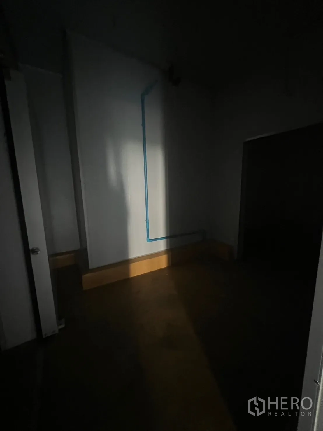 พื้นที่ขายปลีก ให้เช่า - ห้องเก็บของ/บริการด้านหลัง มีจุดท่อน้ำรองรับการทำครัวหรือห้องน้ำ.