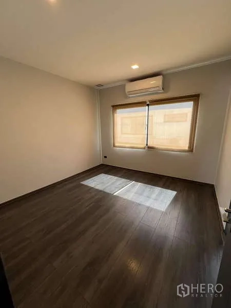 Detached House for rent or sale in Bang Phli, Samut Prakan - Second bedroom with window shade, air conditioner and warm natural light.