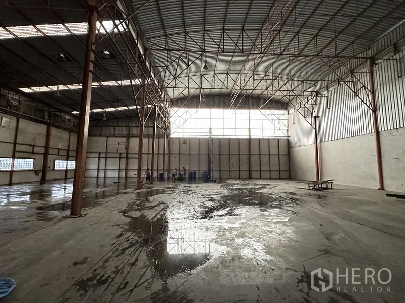 工厂 出租在Bang Bua Thong, Nonthaburi - 开阔仓库区，高顶天窗，混凝土地面。