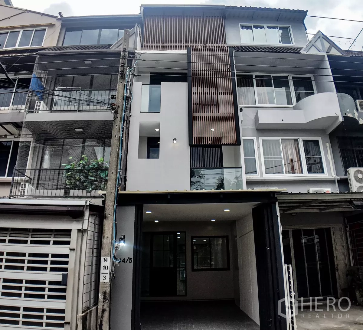 ทาวน์เฮาส์ ขายในWatthana, Bangkok - ทาวน์เฮ้าส์สไตล์โมเดิร์นสูงสี่ชั้น ด้านหน้าแต่งระแนงไม้พร้อมที่จอดรถในร่มย่านสุขุมวิท